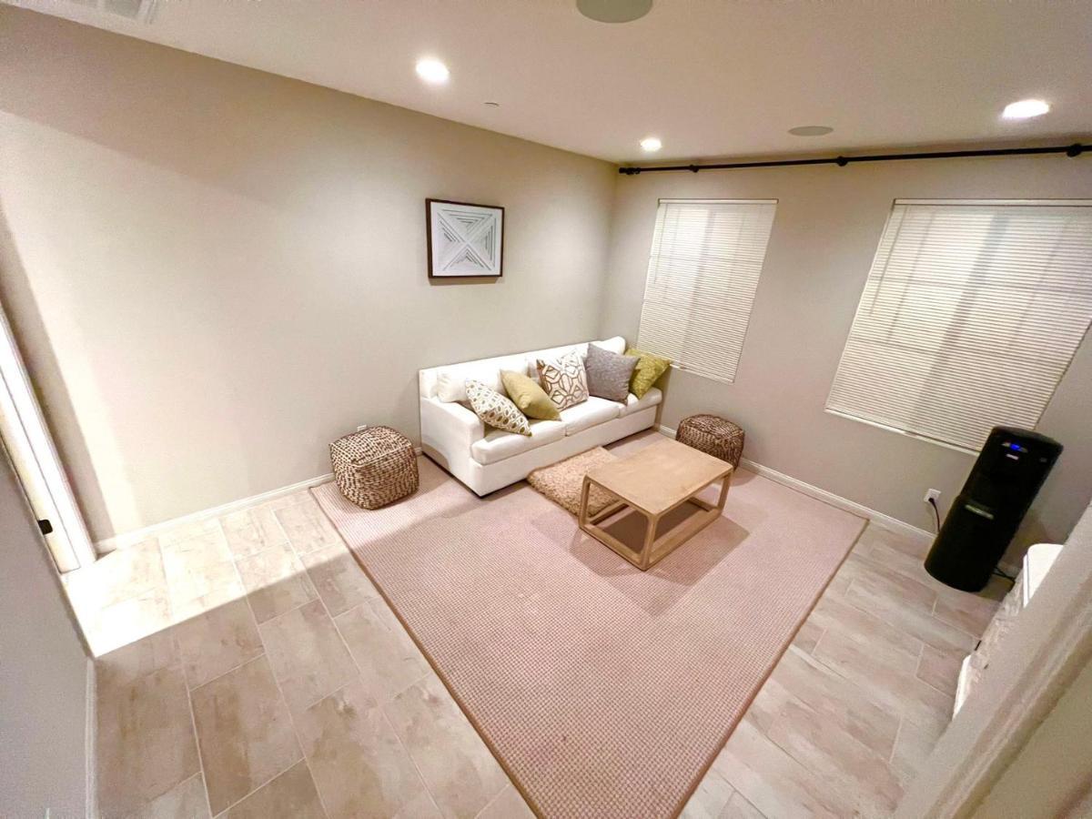 Spacious Suite W/Private Living Room & Bathroom 维克多维尔 外观 照片